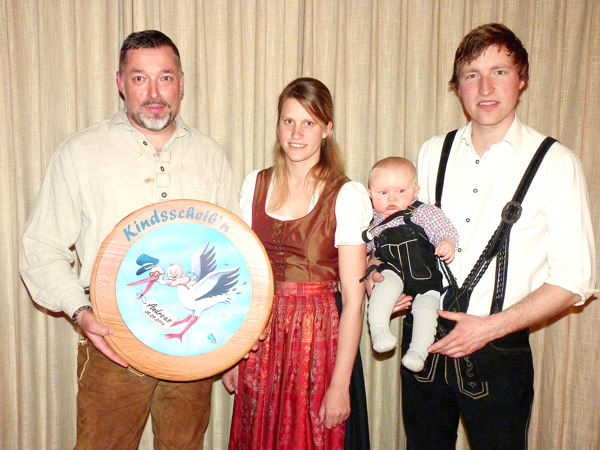 Norbert Schaurecker war der Sieger der "Kindsscheibe", im Bild mit den Spendern Monika und Peter Poschner mit ihrem Sprößling Andreas.